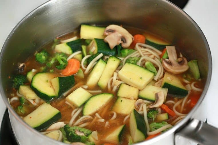 Bol d’udon aux légumes en gros plan, bouillon léger.