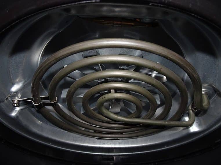 Élément chauffant situé en haut de la chambre de chauffe d’une friteuse à air, responsable de la montée en température rapide.