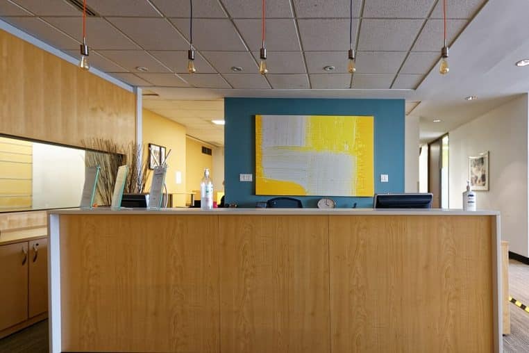 Bureau d’avocat avec documents et bibliothèque ; l’IA prend en charge recherche et modèles de rédaction.