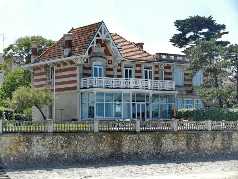 Villa Alma, un exemple de l’architecture arcachonnaise qui borde le bassin.
Crédit court : Dedyukhina / Wikimedia.