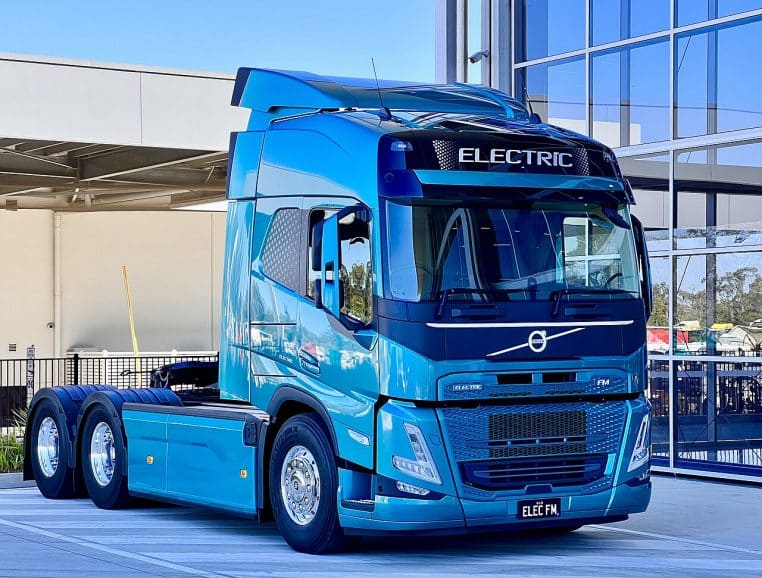Volvo FM Electric photographié en concession, montrant la configuration cabine et groupe motopropulseur électrique.