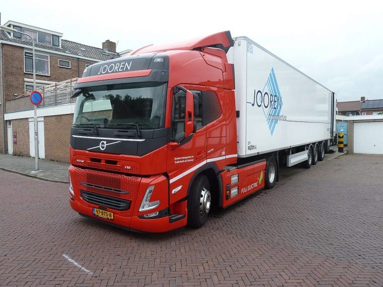 Volvo FM Full Electric photographié aux Pays-Bas, camion zéro émission prêt pour la distribution régionale et nationale.