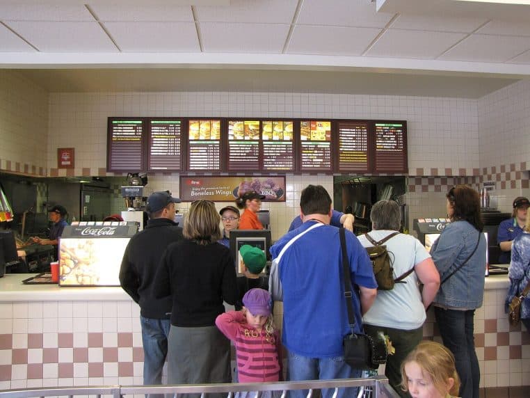 Comptoir Wendy’s avec plats affichés et caisse.