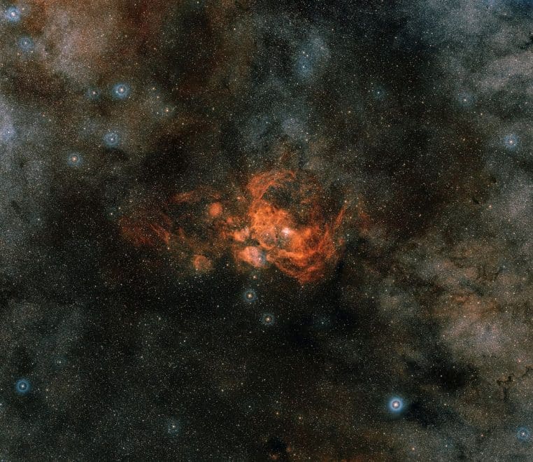 Large champ d’étoiles dans la constellation du Scorpion autour de NGC 6357, composition couleur issue du Digitized Sky Survey