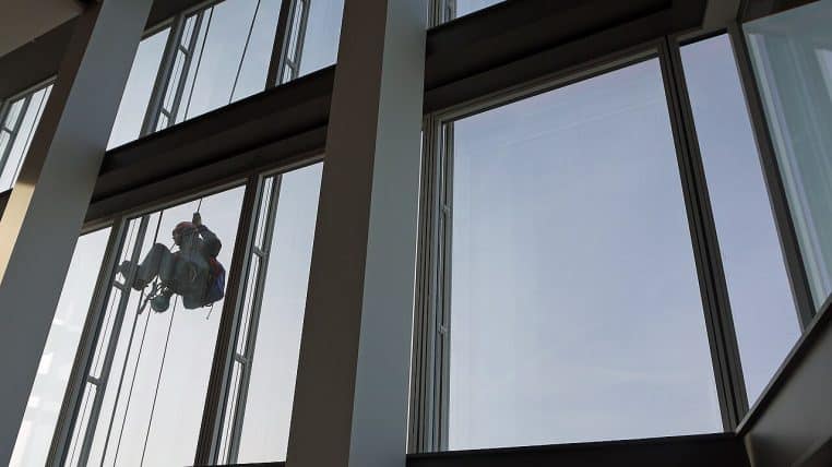 Cordistes nettoyant une façade vitrée d’immeuble