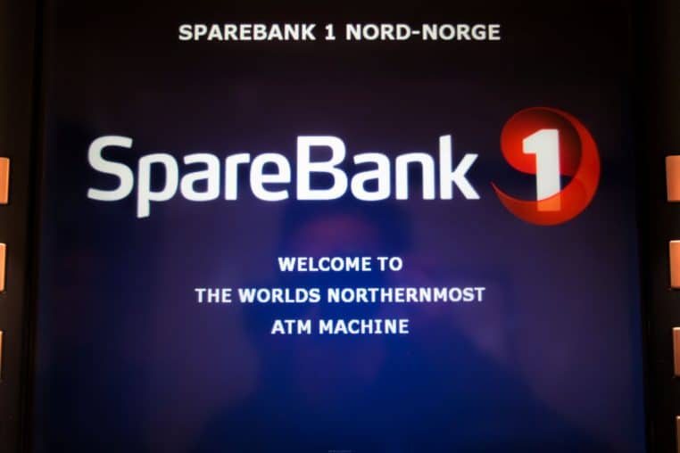 Gros plan de l’écran d’un DAB annonçant « World’s northernmost ATM machine », touches latérales visibles.