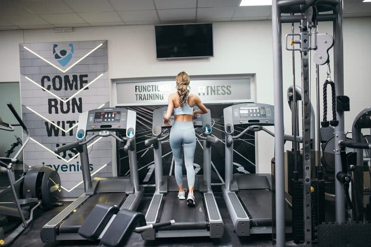 Sportive en fractionné sur tapis avec suivi fréquence cardiaque.