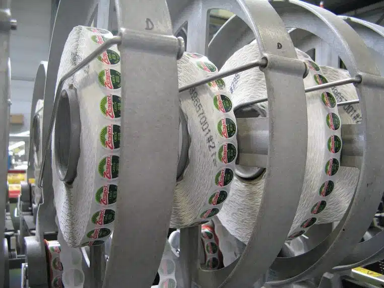 Kiwis Zespri empilés en caisse.