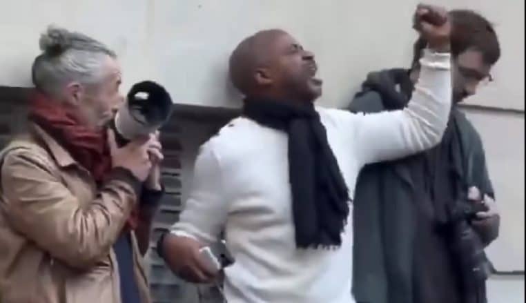 Homme crie son amour pour Nicolas Sarkozy