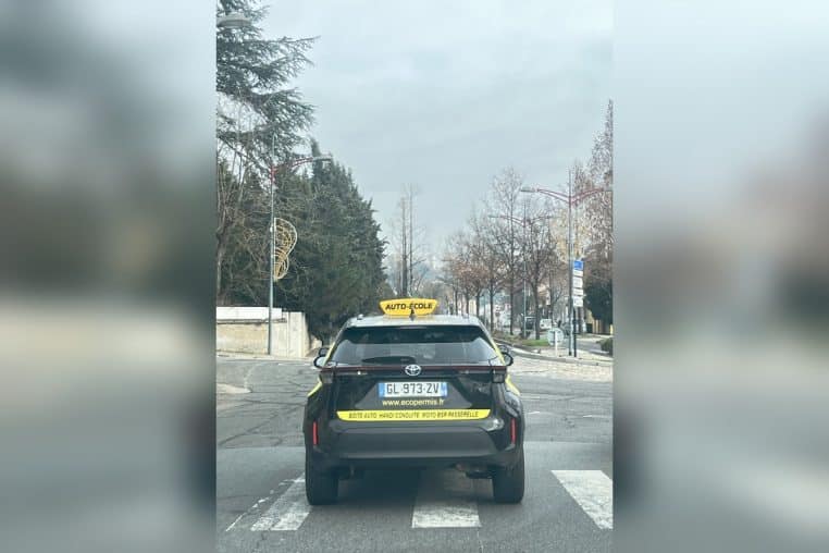 SUV d’auto-école en boîte automatique arrêté près d’un passage piéton à Rillieux-la-Pape.