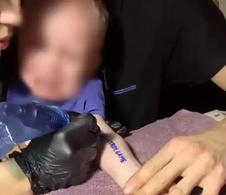 Un bébé tatoué sur les réseaux sociaux