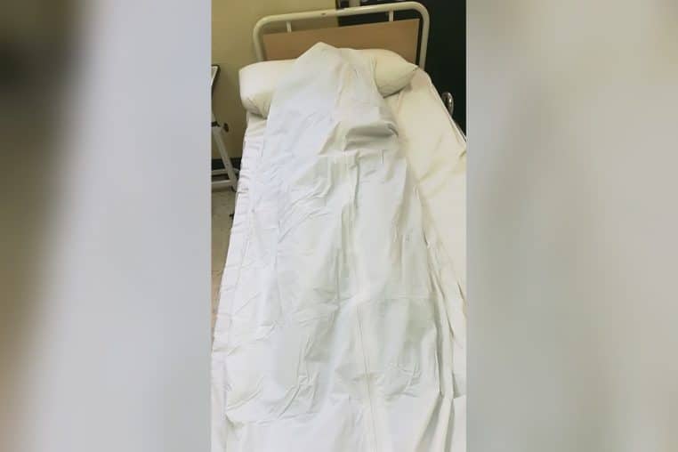 Lit d’hôpital dans une chambre calme