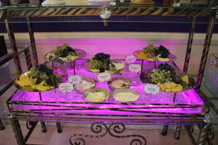 Table de petit-déjeuner dressée, bols et jus prêts avant le départ.