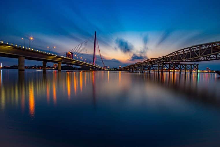 Pont illuminé au crépuscule, ciel d’automne étoilé