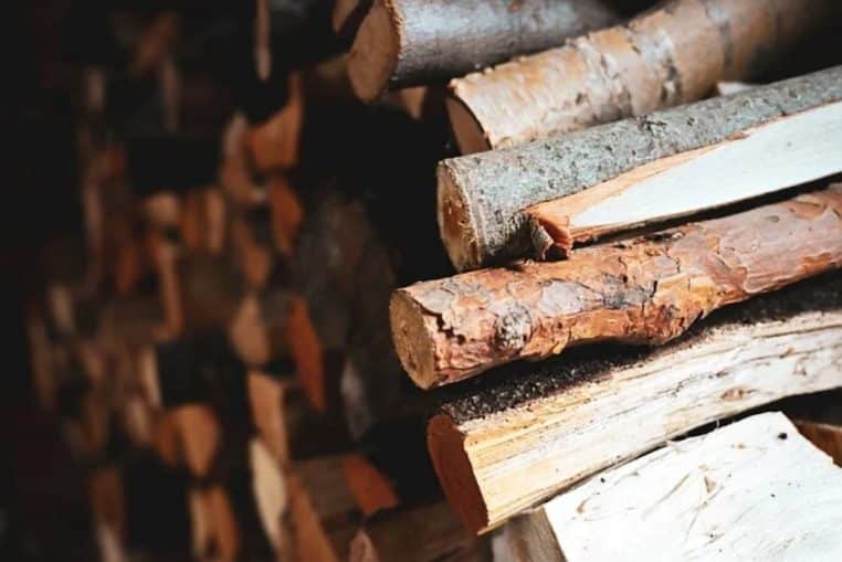 Pile de bûches fendues empilées de près