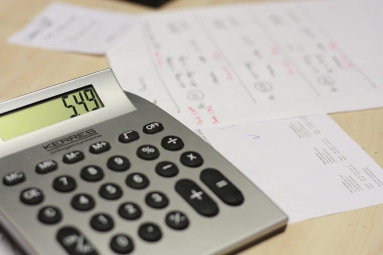 Calculatrice et facture sur un plan de travail
