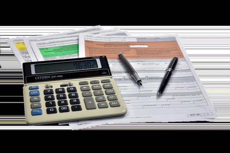 Documents fiscaux et calculatrice symbolisant la préparation d’une déclaration et l’estimation de l’impôt.