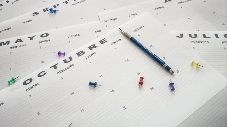 Gros plan d’un calendrier de bureau, idéal pour illustrer des dates de versement.