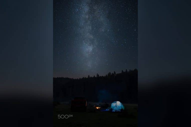 Voie lactée au-dessus d’un campement nocturne