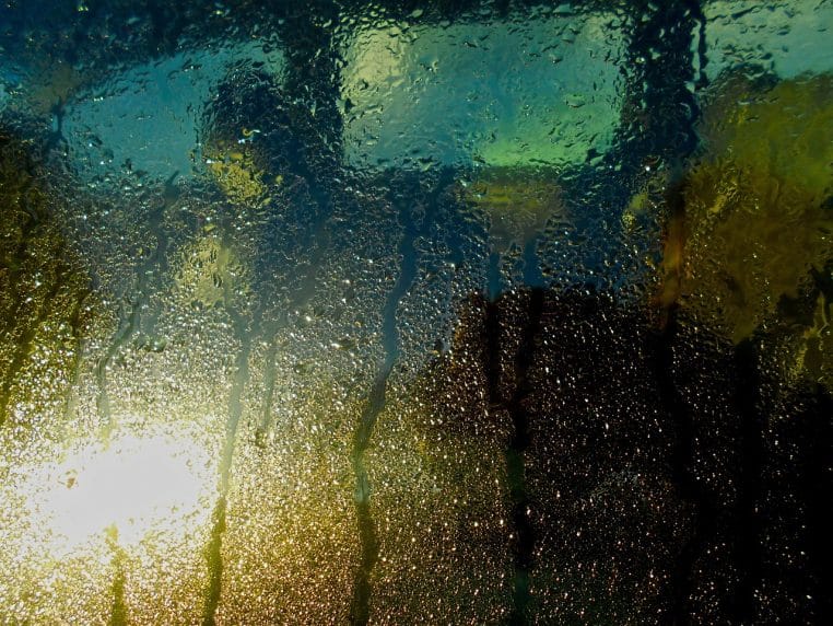 Gros plan d’une vitre de voiture couverte de condensation, illustrant un problème de désembuage pouvant gêner la visibilité du conducteur