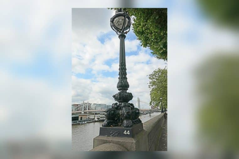 Vue du Chelsea Embankment le long de la Tamise.