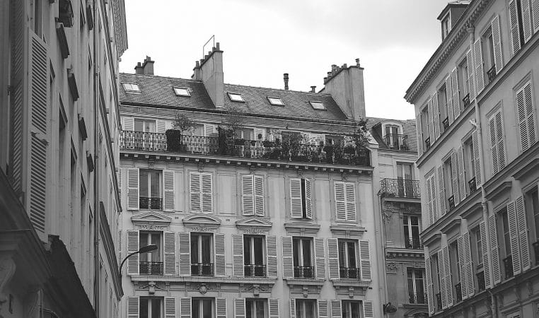 Immeubles français en noir et blanc, balcons et volets