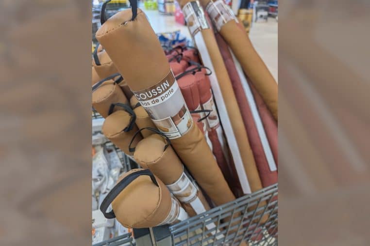 Coussin long servant de bas de porte