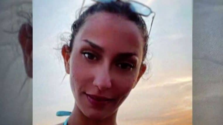 Pourquoi ces inscriptions sous les pieds de Lola ?