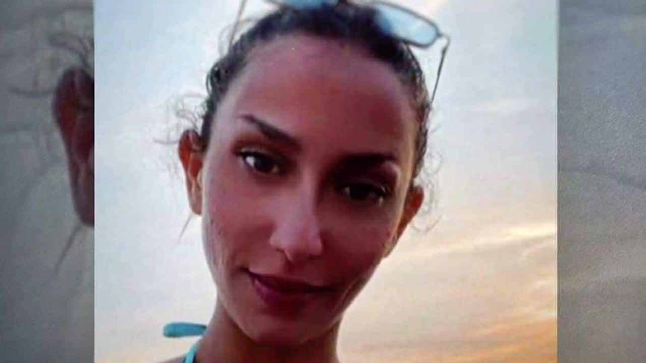 Pourquoi ces inscriptions sous les pieds de Lola ?