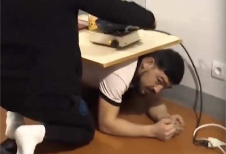 Détenu comme table baisse humaine en prison