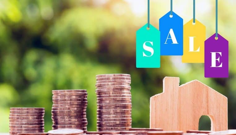 Vente, argent et maison en bois.