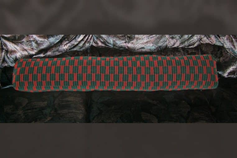 Boudin de porte vert posé au seuil