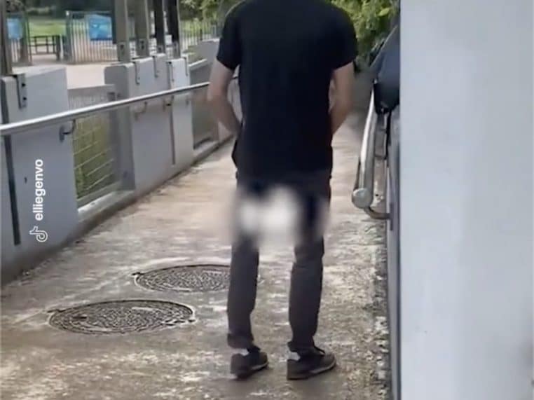 Étudiante croise homme en train de se masturber dans une passerelle