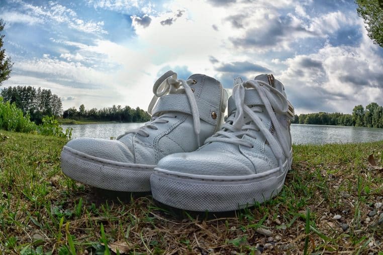 Baskets posées sur des feuilles d’automne, ambiance extérieure