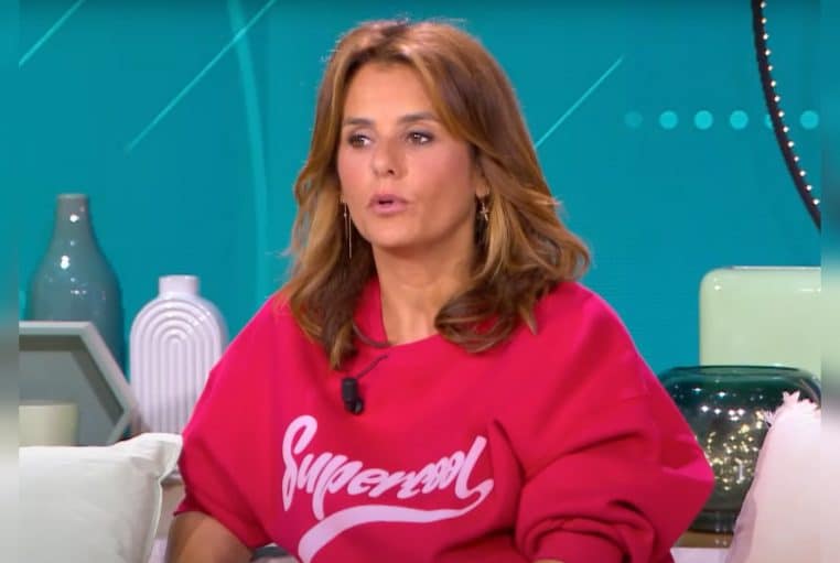 Faustine Bollaert sur le plateau de “Ça commence aujourd’hui”, plan poitrine, décor turquoise en arrière-plan.