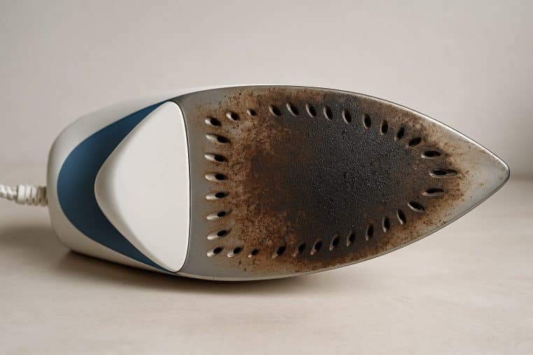 Un fer à repasser brûlé et taché