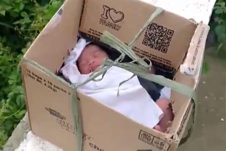 Un bébé retrouvé dans une boîte en carton