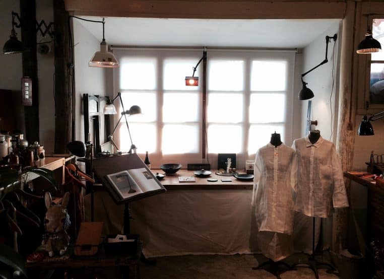 Espace boutique au style artisanal avec présentoirs et luminaires, zone d’exposition chaleureuse orientée déco et accessoires.