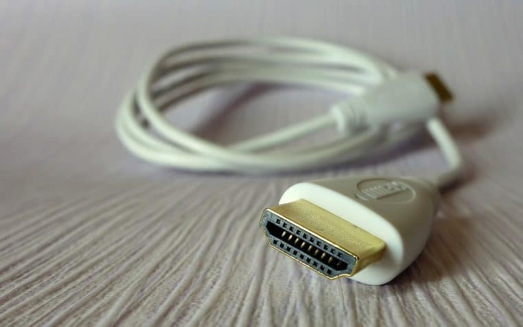 Connecteur HDMI prêt à être branché sur une télévision.