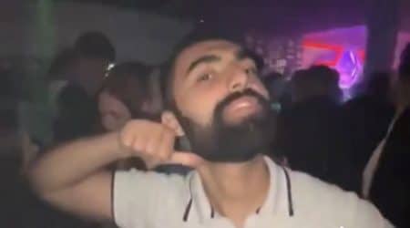 Homme menace un groupe de filles