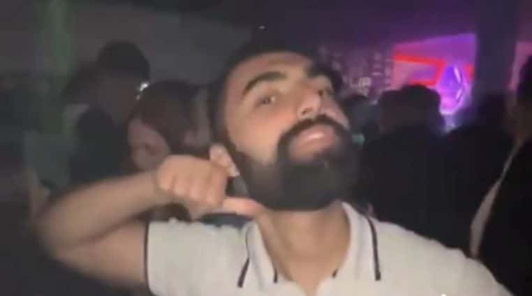 Homme menace un groupe de filles