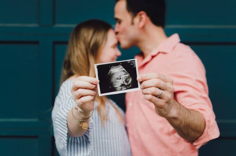 Couple attend un bébé