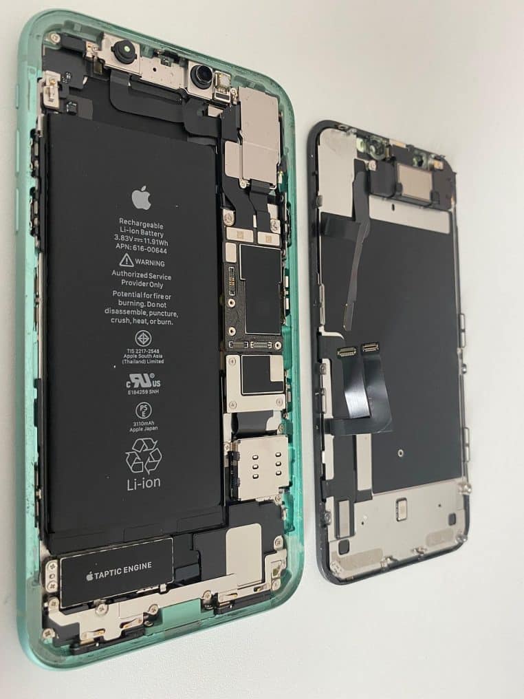 Batterie d’iPhone déposée pendant un démontage.