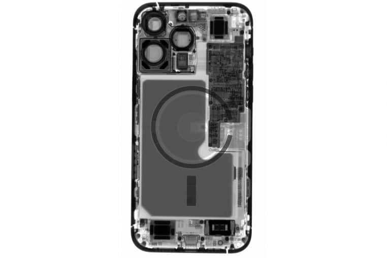 Radiographie d’un iPhone 14 Pro montrant l’implantation interne.