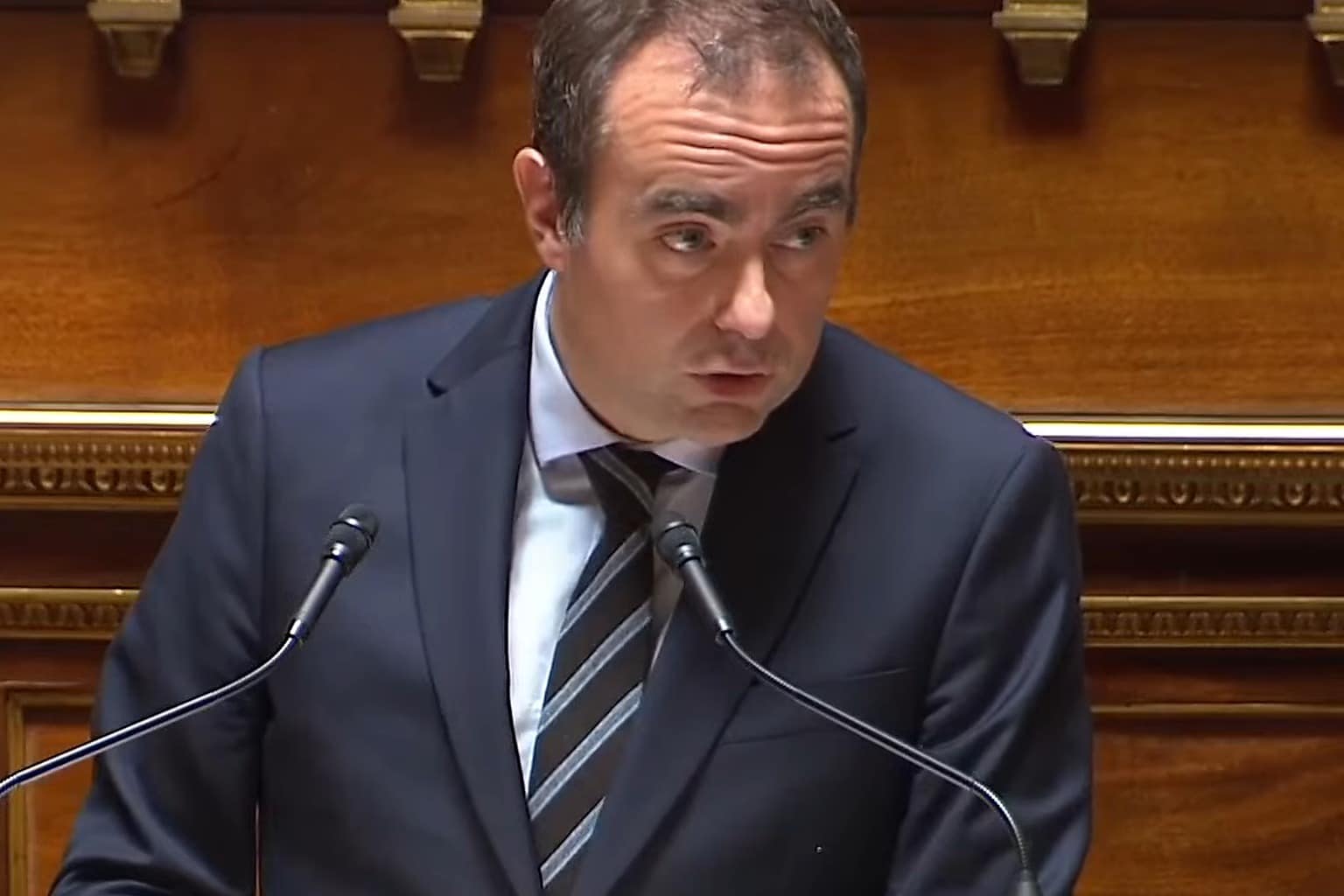Sébastien Lecornu au Sénat, au pupitre, prononçant un discours le 15 octobre 2025.