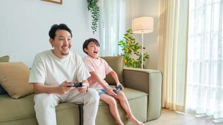 Père et fils jouent aux jeux vidéos
