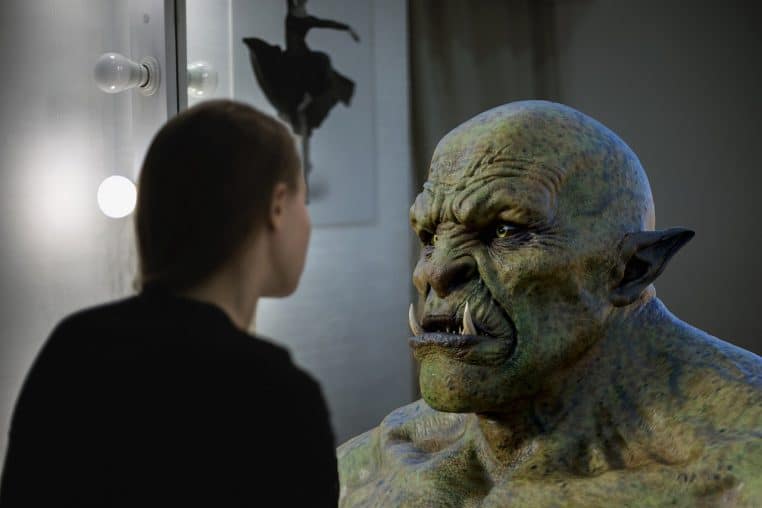 femme devant grand miroir