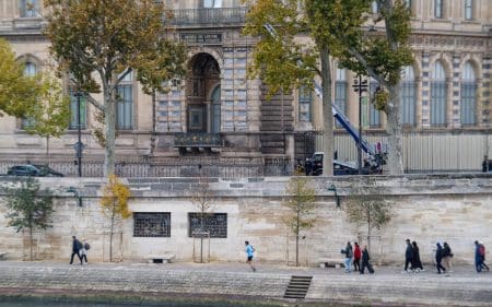 monte-charge-du-louvre-fait-sa-pub.jpg