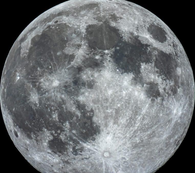 Super lune brillante dans un ciel nocturne