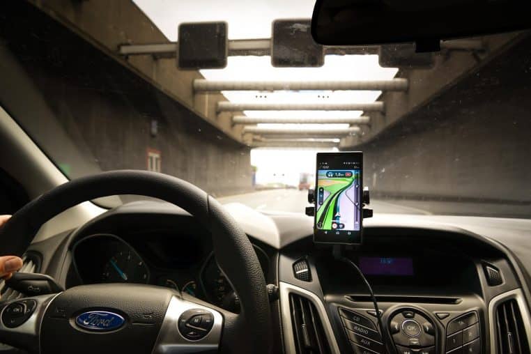 Smartphone servant de GPS devant un tableau de bord en tunnel